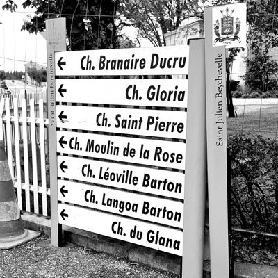 Chateaux Saint Julien direction sign